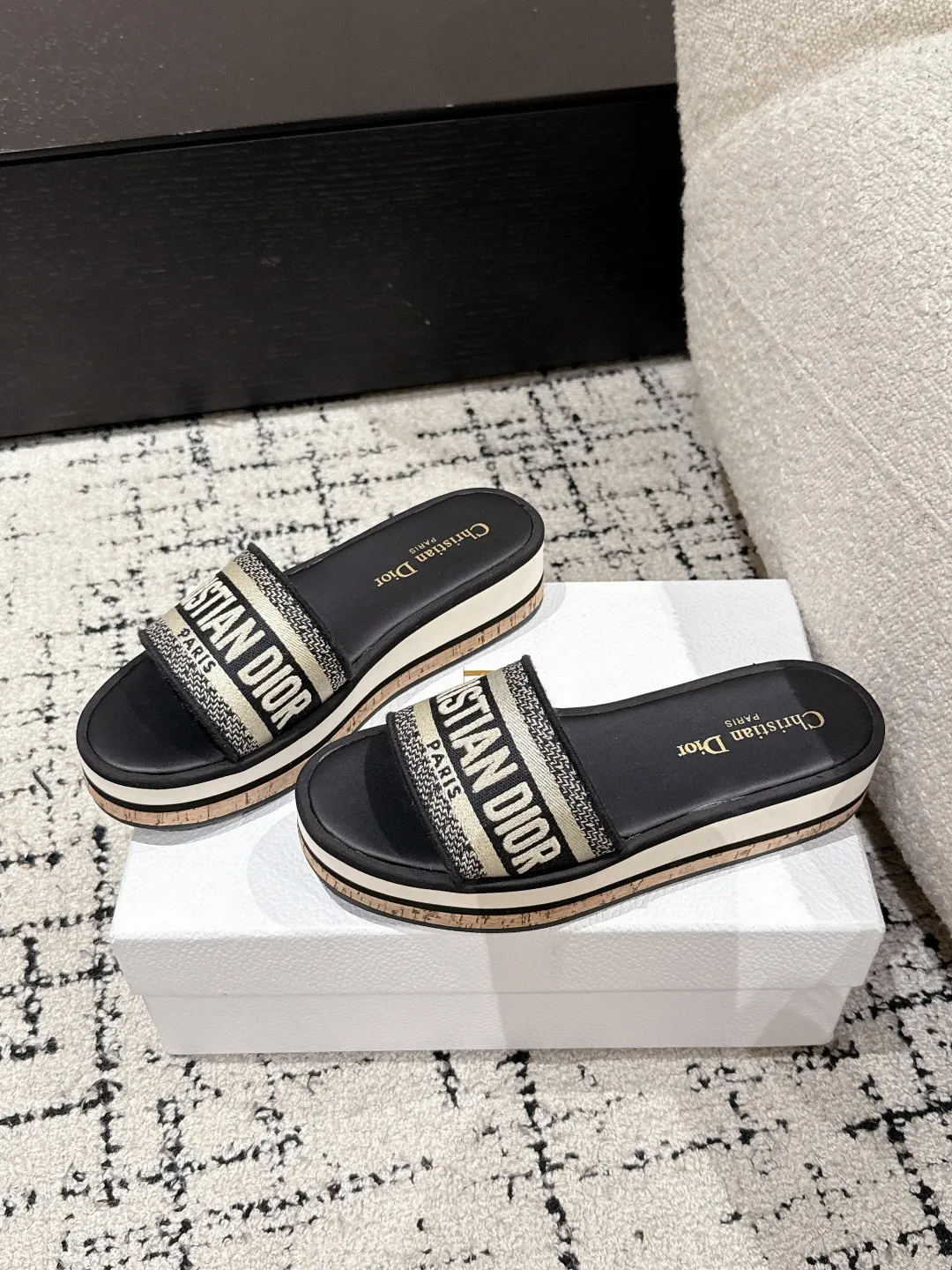 👟👟Ex-factory price 440👟👟 DIOR Dway fabric embroidered logo open toe 7cm thick sole one-word strap slippers CD letter logo three-dimensional embroidery thick bottom round toe open toe slippers The original development of the top version on the market, soft and delicate foot feel, extremely comfortable.  ✔️Upper: imported electro-embroidered cotton technical fabric ✔️Inner lining: water-dyed cowhide foot pad lining ✔️Outsole: original combination outsole ✔️Sole thickness: 7cm ✔️Size: #35-41 (40.41. Customized, non-refundable and non-exchangeable)
